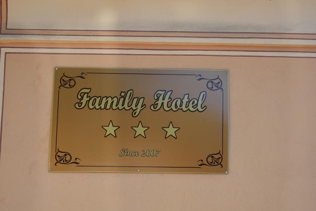 Family Hotel At Renaissance Square Plovdiv Exterior foto