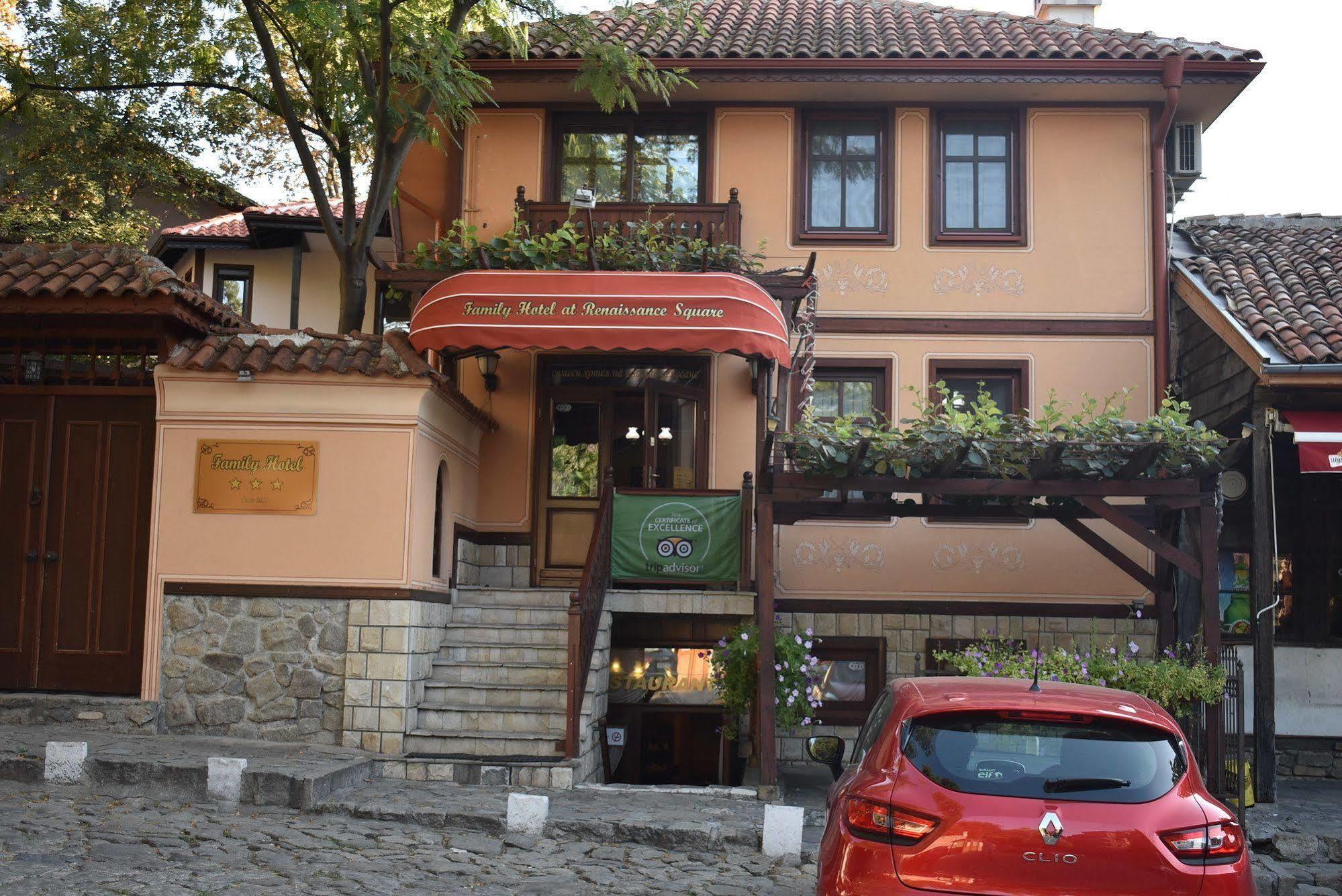 Family Hotel At Renaissance Square Plovdiv Exterior foto
